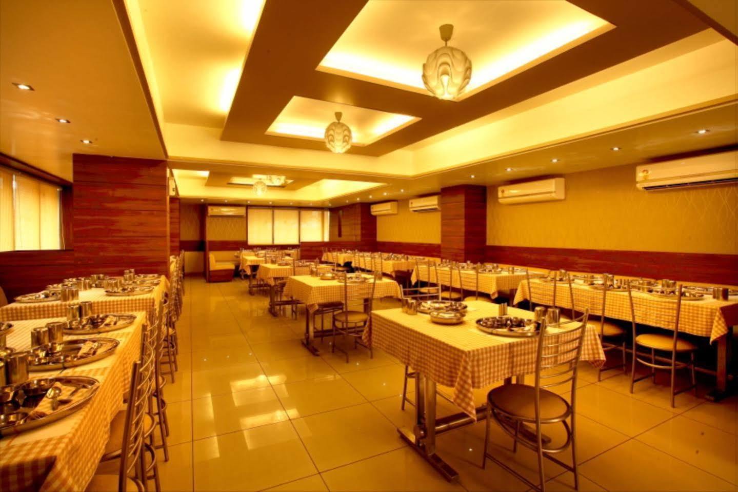 Hotel Classique Rajkot Exterior foto