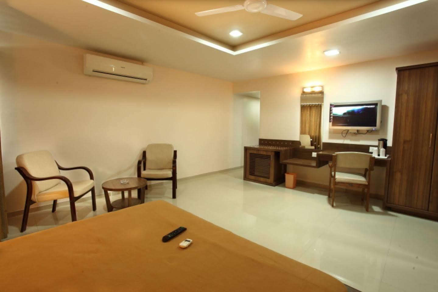 Hotel Classique Rajkot Exterior foto